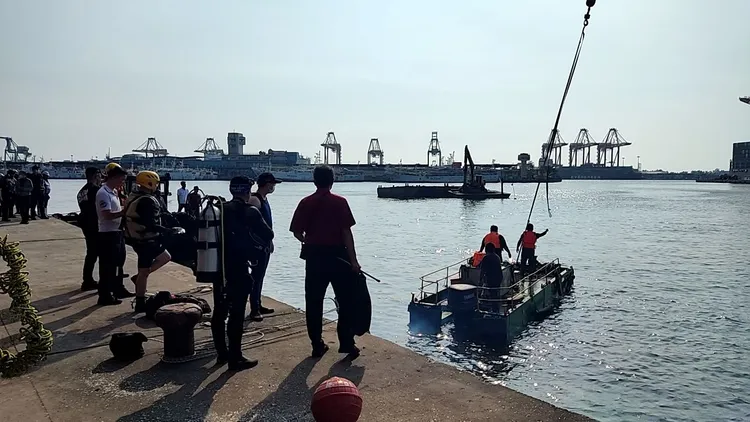 落海汽車撈起時男駕駛已無生命跡象。翻攝畫面 