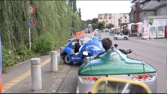 柔柔開著「Qcar」自撞路邊石墩，撞毀車頭。取自酷炫YT頻道