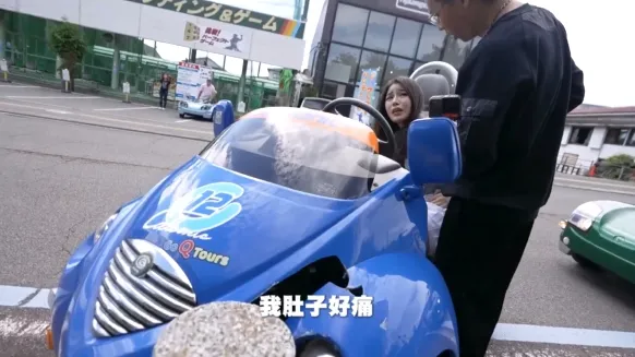 柔柔開著「Qcar」自撞路邊石墩，撞毀車頭。取自酷炫YT頻道