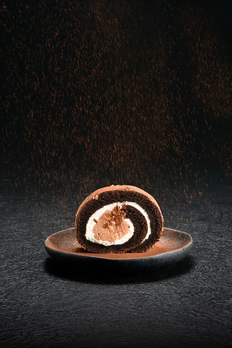 亞尼克首次以法式甜點作法打造榛果厚巧克力生乳捲。亞尼克提供