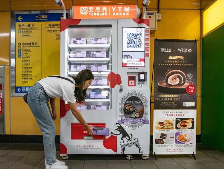 亞尼克另祭出Weiss嚐鮮禮活動，加入YTM LINE好友可獲得「Weiss榛果厚巧克力生乳捲」50元折價券乙張，可於指定YTM二代機折抵。亞尼克提供