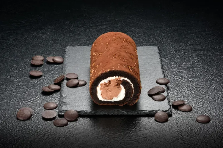 亞尼克榛果厚巧克力生乳捲(18cm)售價495元。亞尼克提供