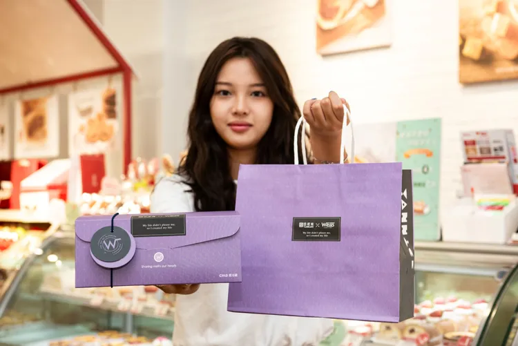 亞尼克聯名生乳捲迎接Weiss聯名合作換上限量Weiss法式浪漫禮盒新包裝、提袋。亞尼克提供