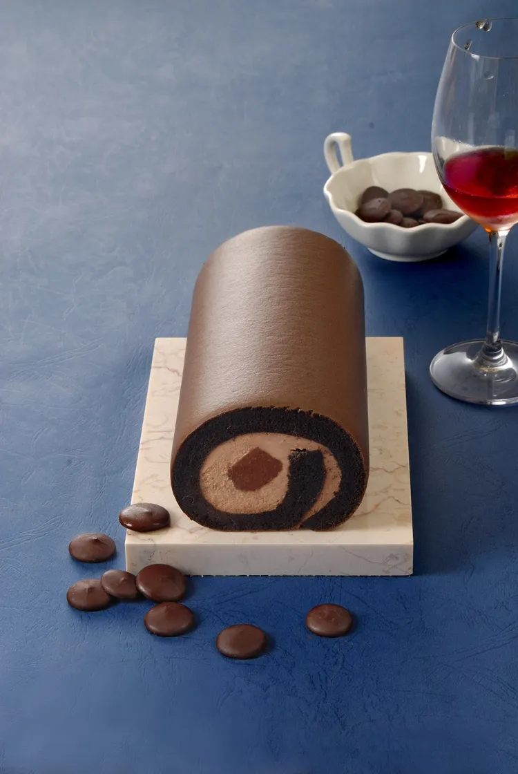 眾望回歸的「Weiss 生巧克力生乳捲」，奢侈的捲入一條Weiss 72%生巧克力，2022年首度登台後旋即颳起「生巧克力生乳捲」旋風，獲得巧克力控極大迴響，售價520元。亞尼克提供