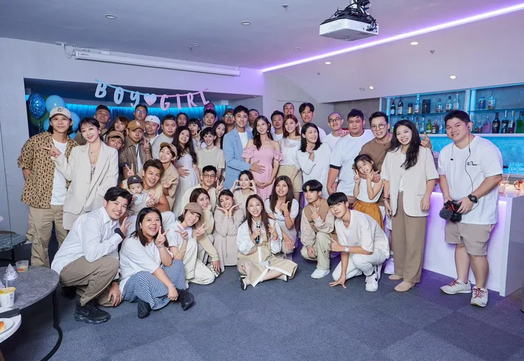 洪詩、李運慶與親友開寶寶性別趴，一同分享喜悅。翻攝洪詩臉書