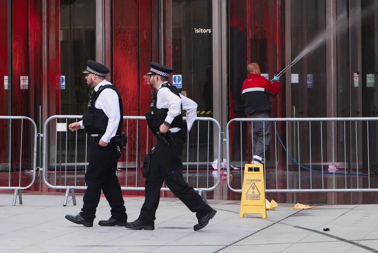 工作人員清洗遭潑紅漆的外觀。路透社