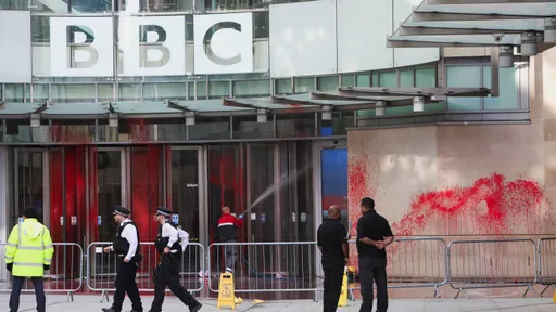 BBC總部遭潑紅漆 親巴勒斯坦組織:雙手沾滿鮮血