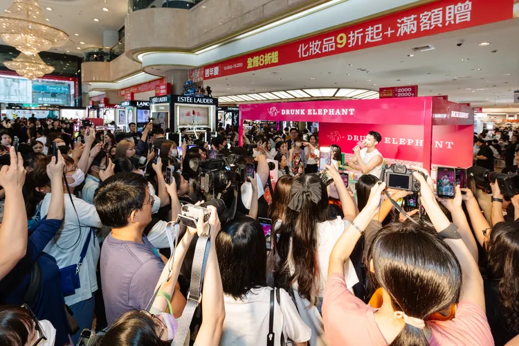 黃偉晉擔任新光三越南西醉象快閃店一日店長，吸引大批粉絲到場。品牌提供