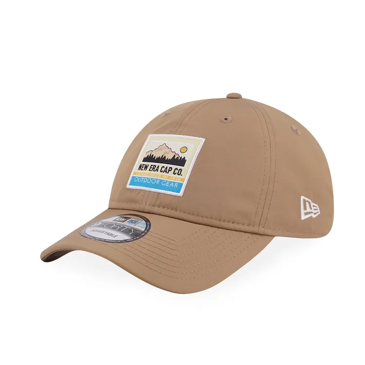 9FORTY UNST MOUNTAIN LABEL NEW ERA（卡其） $1,380元。品牌提供
