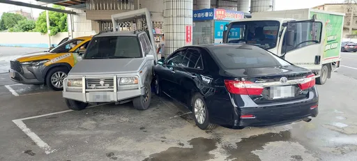 驚險!轎車逆向衝進加油站 衝撞2車再撞歪加油機釀2傷