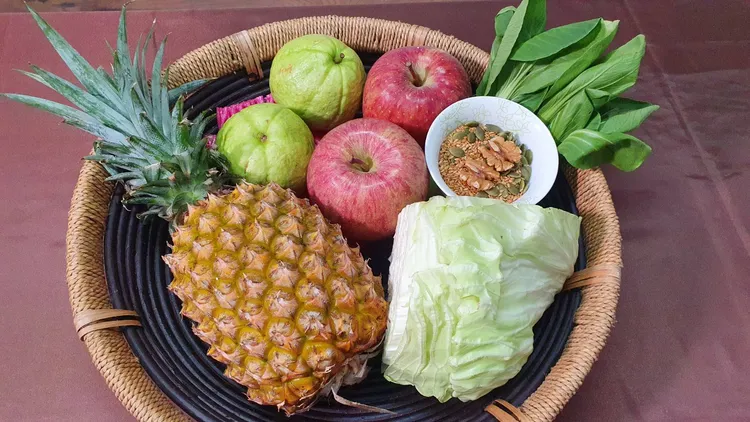 富含維他命C的水果可促進鐵質吸收，深綠色蔬菜及堅果可補充葉酸。資料照