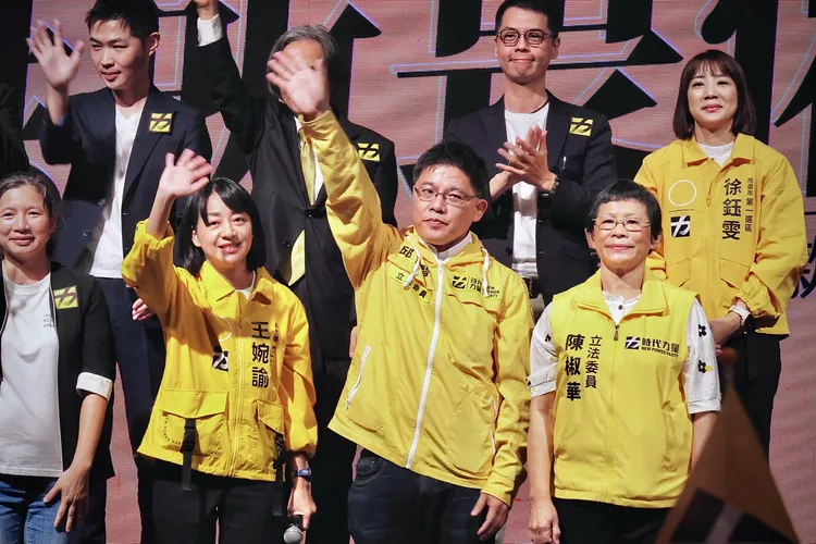 時代力量立委邱顯智（中）隨後在餐會上大唱名曲「笨小孩」。林林攝