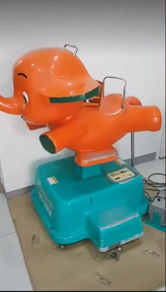 高雄市一名黃先生分也享他家還有小飛象造型電動搖搖車。黃先生授權提供