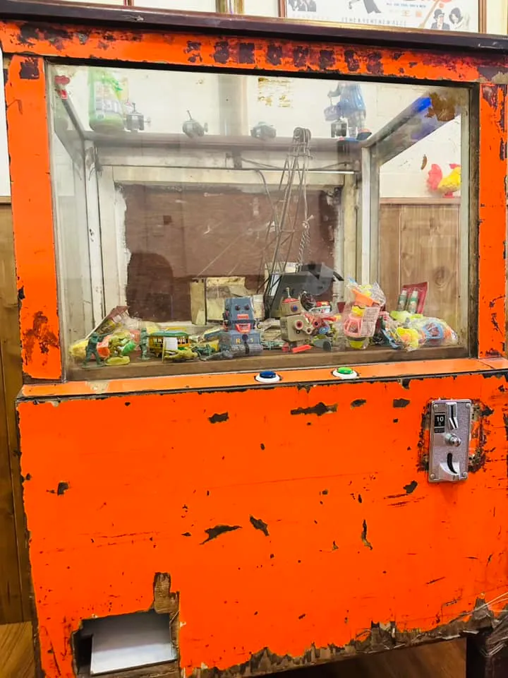 網友分享高雄三輪懷舊肉燥飯店家的娃娃機。翻攝《●【爆廢公社二館】●》社團