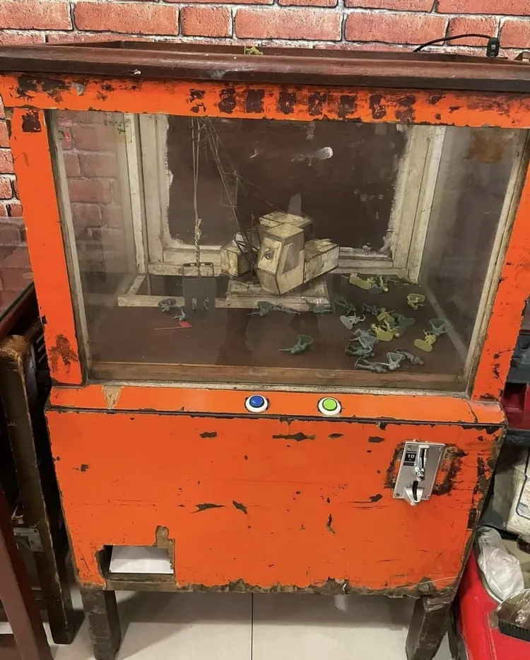 你有玩過這台「娃娃機始祖」嗎？！翻攝《●【爆廢公社二館】●》社團