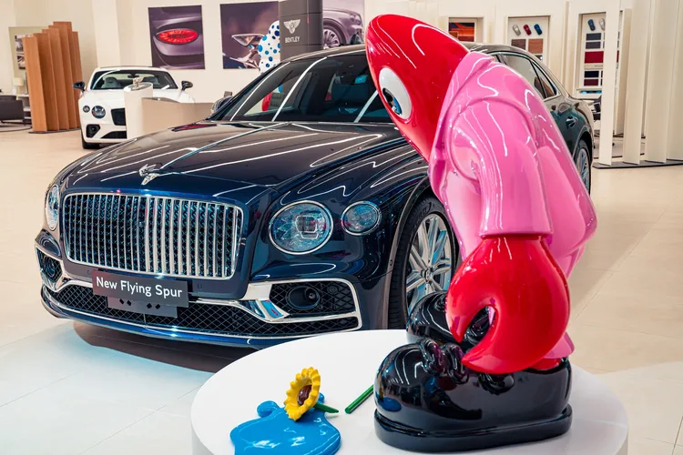 展間中Bentley Flying Spur 與「龍蝦星球之旅」作品呈現出獨特面貌。業者提供