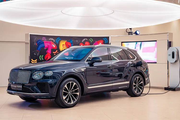 首度在台灣亮相的Bentayga Hybrid搭載3.0升V6渦輪增壓引擎，並全新升級100 kW電驅馬達及18.0 kWh電池。業者提供