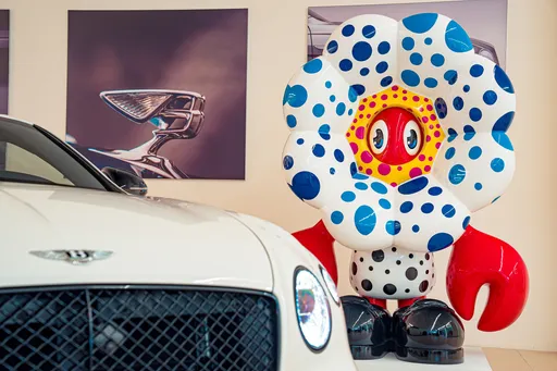 三方跨界合作 白石艺廊 × 龙虾先生将Bentley展间变身普普风艺廊
