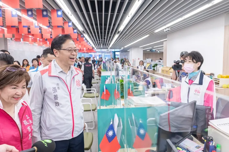 張善政視察楊梅區公所辦公環境。桃園市府提供