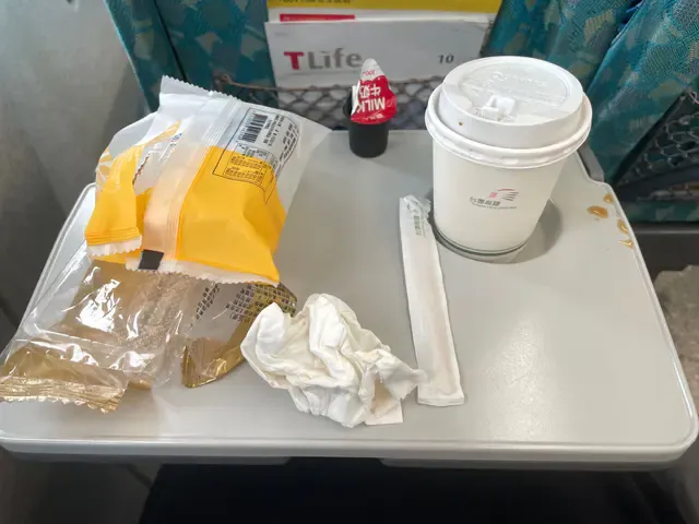 先前乘客遺留滿桌垃圾未清。翻攝自論壇Dcard