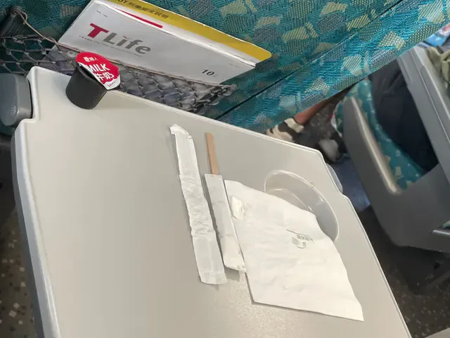 發文者覺得這些被用過的餐具、垃圾很噁心不敢碰。攝自論壇Dcard