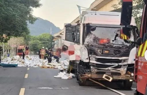 曳引車司機精神不濟自撞圍籬 千包米散落壓傷路過民眾