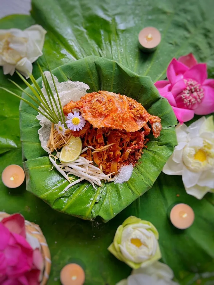 軟殼蟹泰式炒河粉。台北萬豪酒店提供