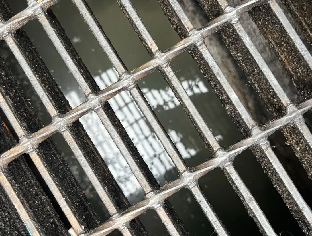溝渠遭油垢污染。竹市環保局提供