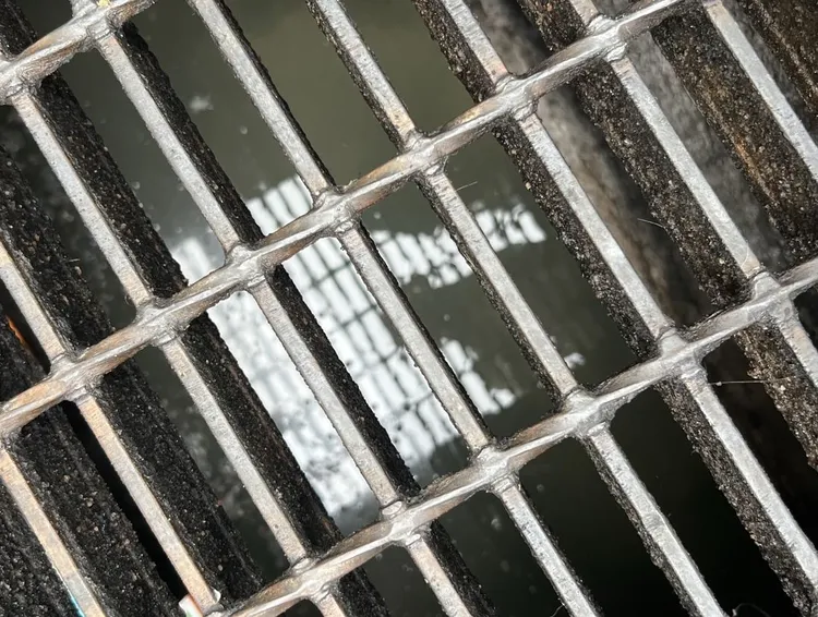 溝渠遭油垢污染。竹市環保局提供