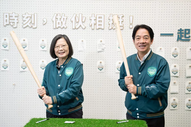 蔡賴兩人親簽球棒。賴辦提供