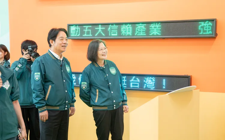 蔡英文參觀競總直呼滿好玩的。賴辦提供