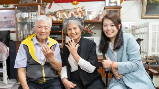 執子之手、與子偕老! 高虹安拜訪鑽石婚長輩、見證結縭一甲子的幸福