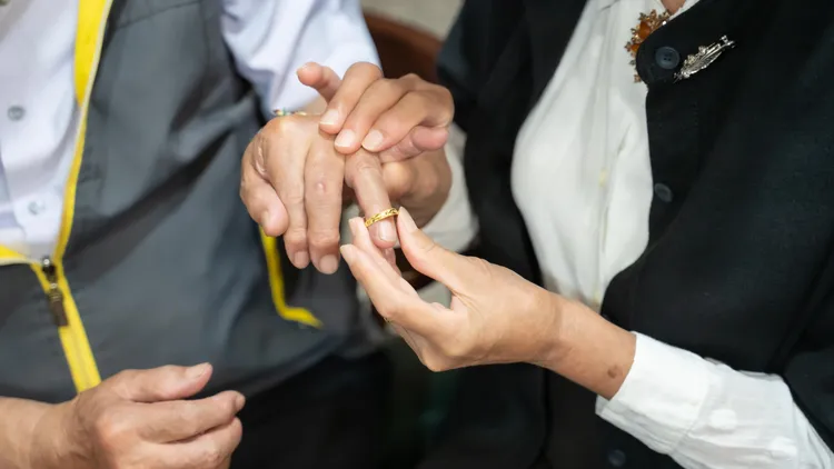 夫婦倆分別為對方戴上金戒指。新竹市府提供