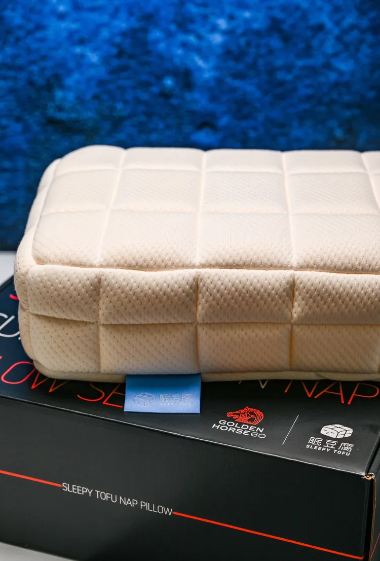眠豆腐推出午睡枕紀念盒附上金馬枕頭套。金馬提供