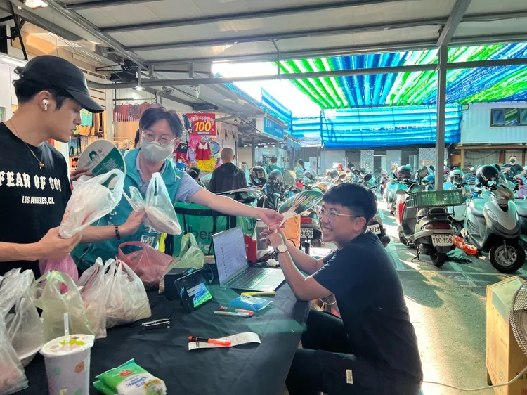 台中立委參人江肇國利用連假尾聲到新光市場拜票，陪同的「國務青」們也見證江的親和力十足。翻攝畫面