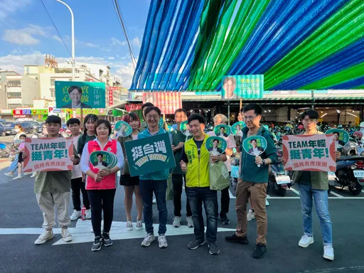 台中立委參選人連假掃市場搏感情　「國務青」見攤販們這麼做都笑了