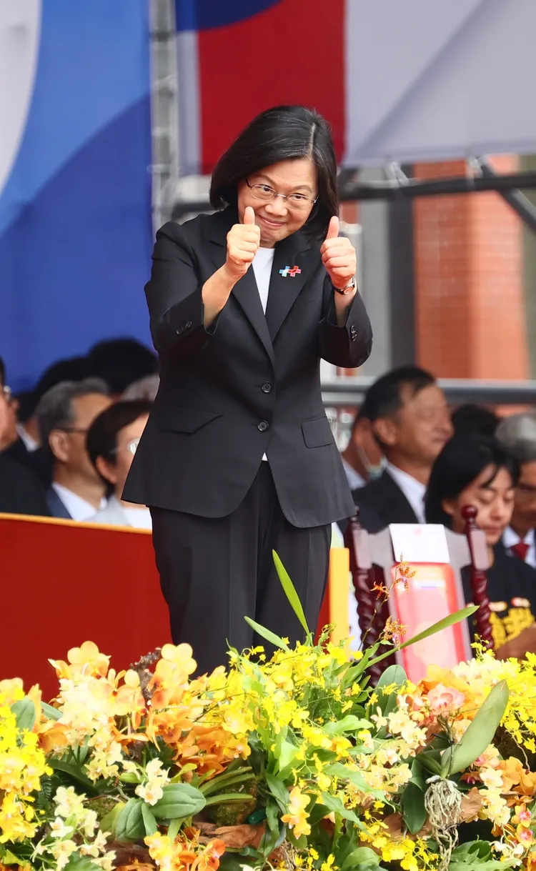 蔡英文做出迷因等級的比讚手勢。彭欣偉攝