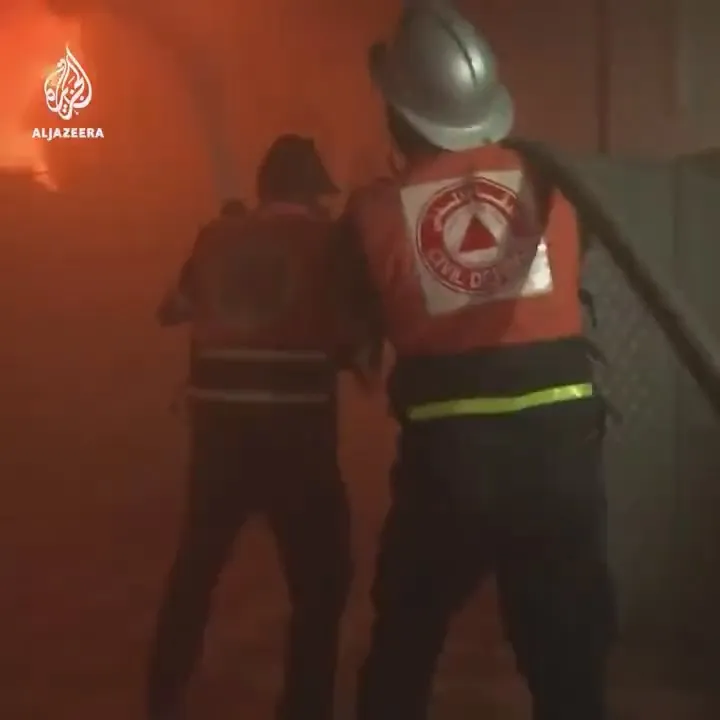 加薩走廊多處建物遭轟炸後，消防人員滅火疲於奔命。翻攝自推特(X)