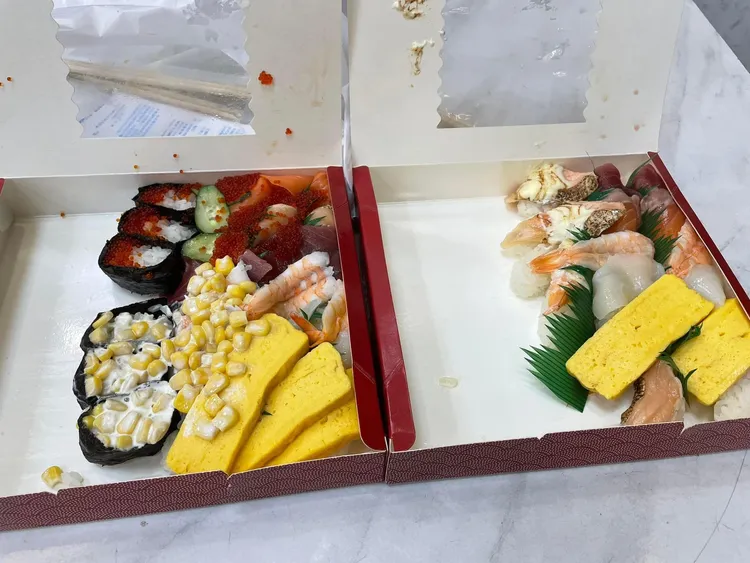 原PO看到這擠壓成一團的兩盒壽司，氣炸轟外送員運送時把餐盒直插超靠北。翻攝自臉書「爆怨2公社」