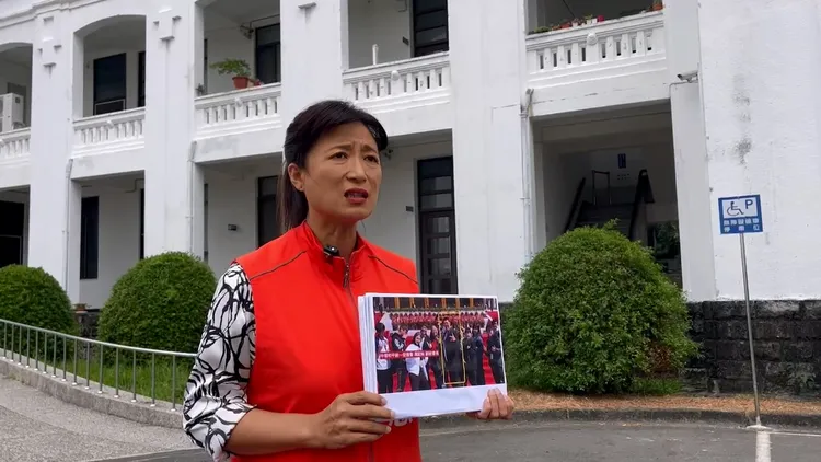 蔡培慧秀出照片，要游顥說明有沒有去中國、競選經費來源。蔡培慧服務處提供