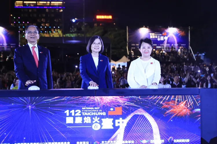 總統蔡英文、立法院長游錫堃、台中市長盧秀燕同台看國慶焰火。中市府提供