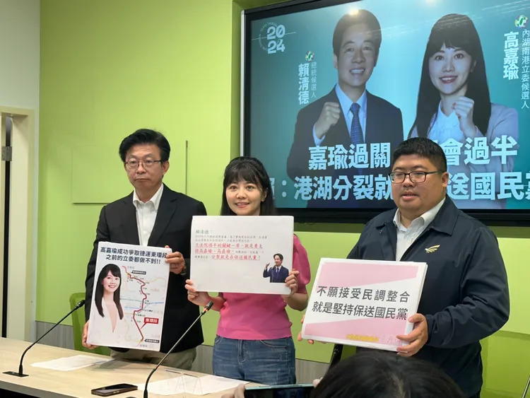 高嘉瑜找同黨立委郭國文（左）、蔡易餘（右）出席記者會相挺。潘袁詩羽攝