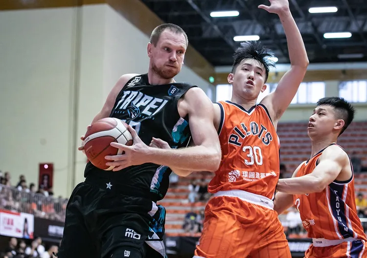 塞瑟夫(左)。PLG