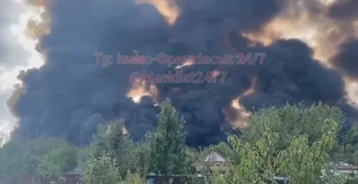 濃煙烈焰遮蔽天空！烏克蘭油管爆炸原油外洩100m²