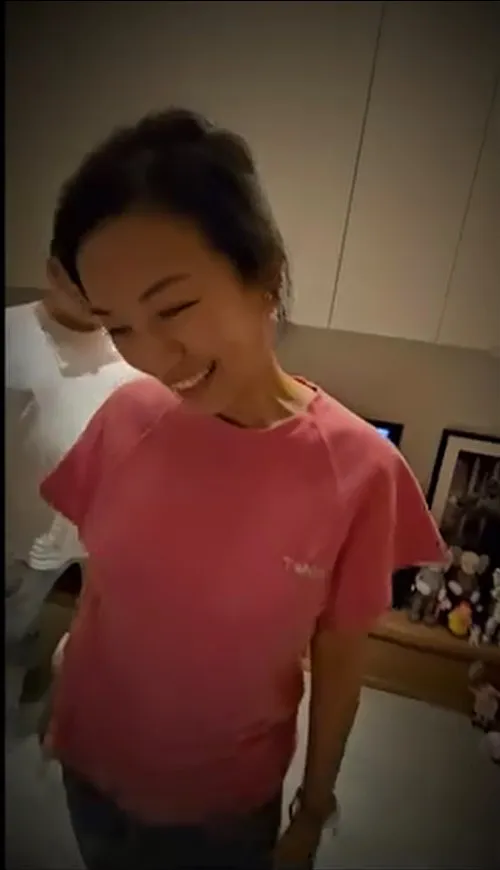 蕭敬騰拍下Summer看著家長們替他們簽字證婚時,當場笑著也哭了。翻攝《蕭敬騰 Jam Hsiao》粉絲頁