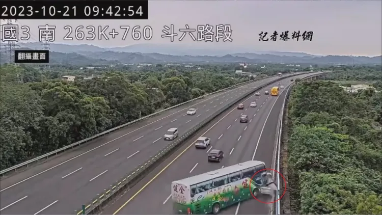 小轎車（紅圈處）被遊覽車頂到護欄邊，撞擊瞬間被夾扁。翻攝自記者爆料網