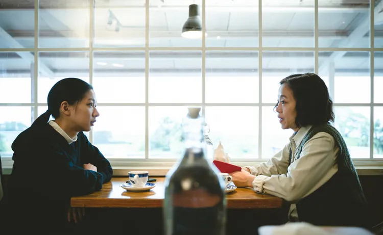 陳妤（左）和范瑞君在《阿波羅男孩》扮母女。公視台語台提供