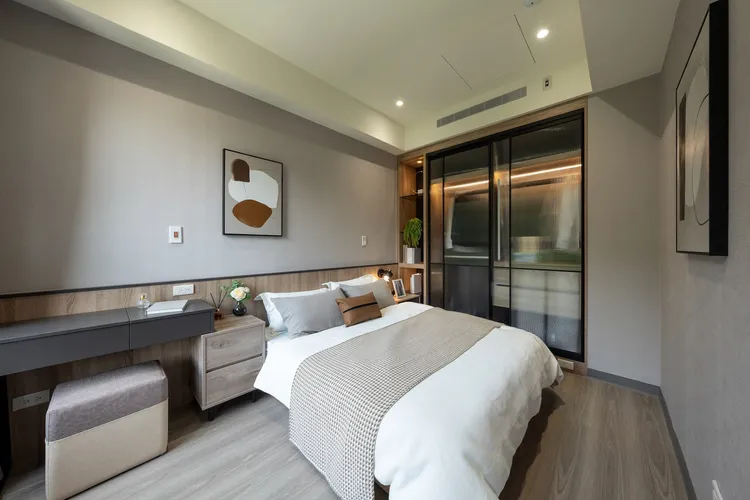 「鵬程豐翠」戶戶山景入室，購屋內含全室裝潢、家具跟大金冷氣，購屋即可入住！