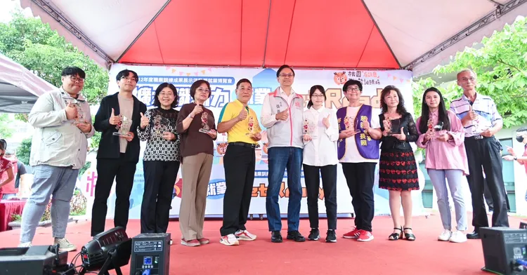 張善政頒獎肯定績優辦訓單位。桃園市府提供