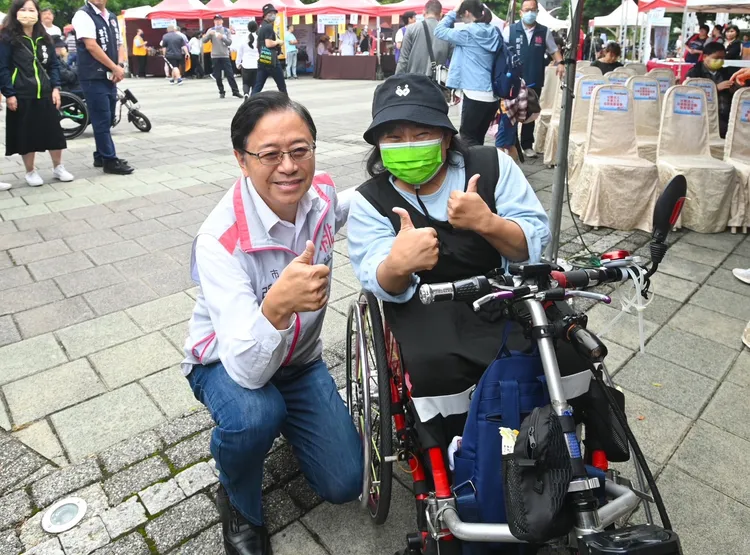 張善政與求職者合影。桃園市府提供